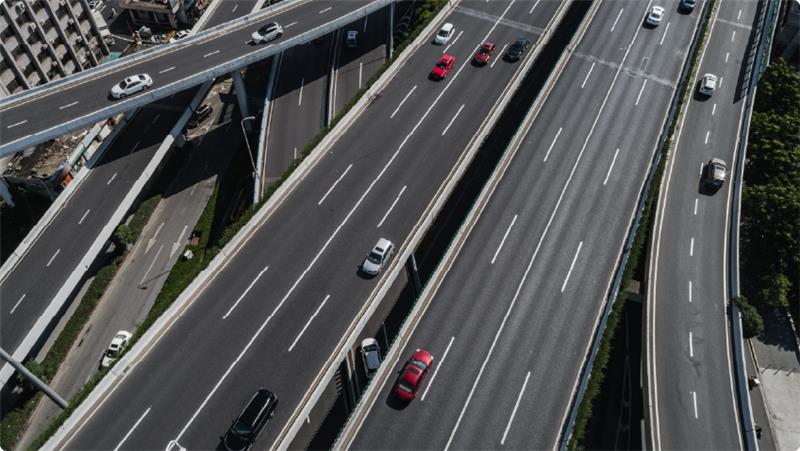 Self-driving technology races ahead of policy